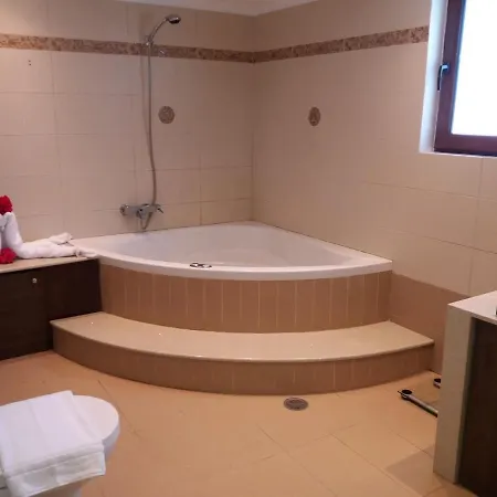 Maia Luxury Pool *